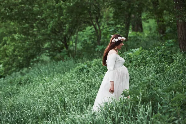 Genieten Van Natuur Mooie Zwangere Vrouw Jurk Hebben Een Wandeling — Stockfoto