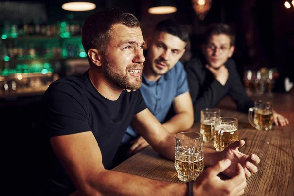 Trzech Mężczyzn Barze Wspieram Smutnego Przyjaciela Jedność Ludzi Piwem Stole — Zdjęcie stockowe