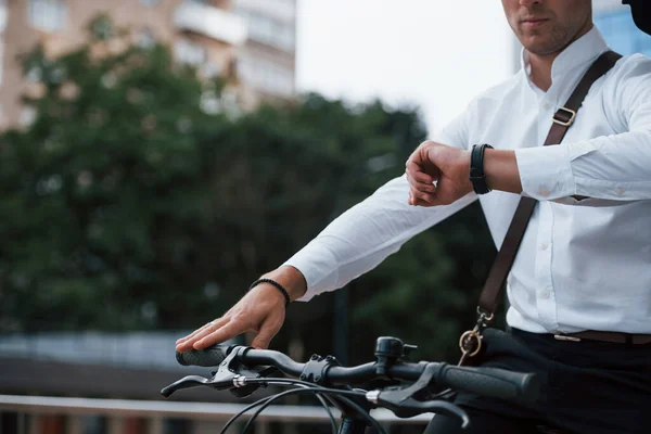 Melhor Ser Rápido Empresário Roupas Formais Com Bicicleta Preta Está — Fotografia de Stock