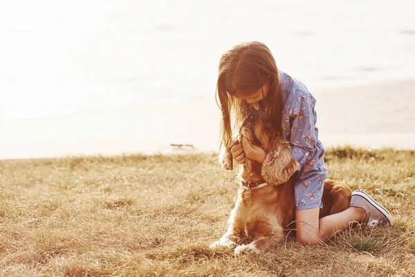 Brincar Com Animais Estimação Menina Bonito Ter Uma Caminhada Com — Fotografia de Stock