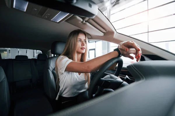 Bonita Mujer Chica Coche Moderno Salón Durante Día Interiores Compra — Foto de Stock