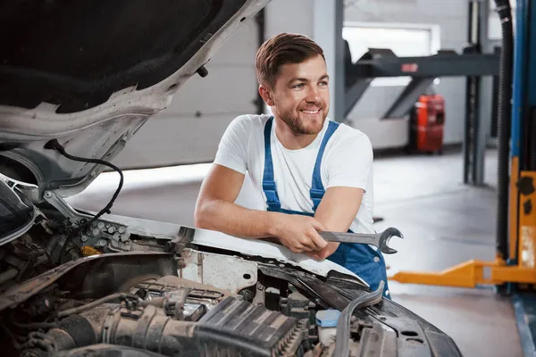 Samimi Bir Gülümseme Mavi Üniformalı Işçi Otomobil Salonunda Çalışıyor — Stok fotoğraf