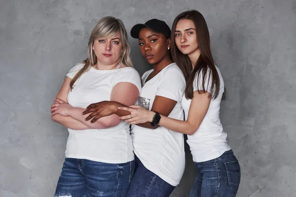 Tres Personas Juntas Grupo Mujeres Multiétnicas Pie Estudio Sobre Fondo — Foto de Stock