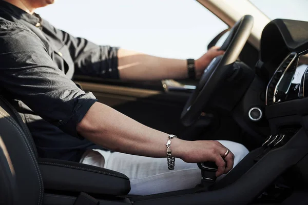 Mână Stick Întrerupătorului Viteze Șoferul Simte Bine Mașina Nouă Călărind — Fotografie, imagine de stoc