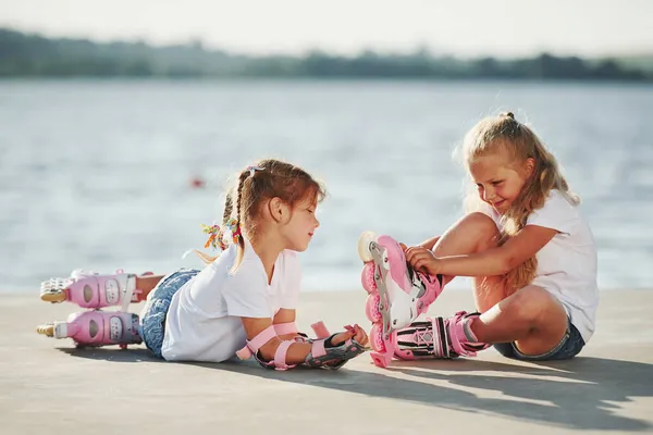 Two Little Girls Roller Skates Outdoors Lake Background — Stock Photo, Image