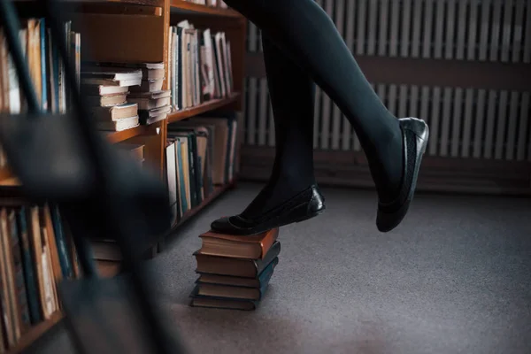 Standing Books Trying Reach Top Shelves Female Student Library Conception — Stock Photo, Image