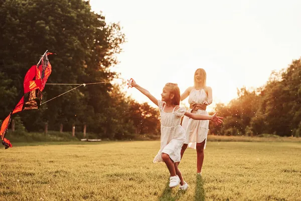 Tempo Ventoso Madre Figlia Divertono Con Aquilone Sul Campo Bella — Foto Stock