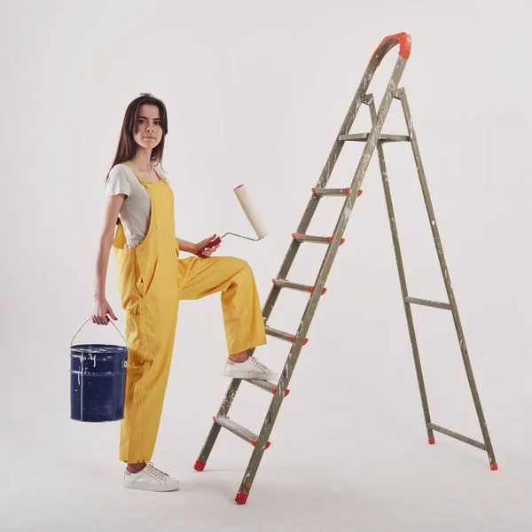 Going Upstairs Beautiful Brunette Yellow Uniform Blue Colored Bucket Stands — Stock Photo, Image