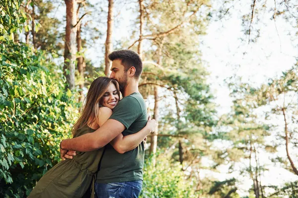 Hermosa Pareja Joven Pasar Buen Rato Bosque Durante Día —  Fotos de Stock