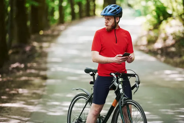 Enviar Mensagens Amigo Ciclista Uma Bicicleta Está Estrada Asfalto Floresta — Fotografia de Stock