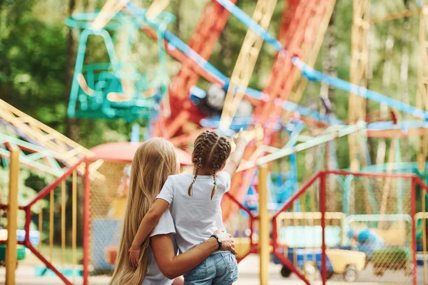 Abrazándose Mutuamente Alegre Niña Madre Pasar Buen Rato Parque Juntos — Foto de Stock