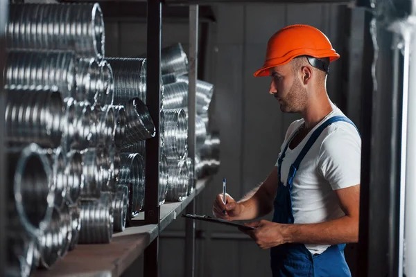Controle Van Productiekwaliteit Man Uniform Werkt Aan Productie Industriële Moderne — Stockfoto
