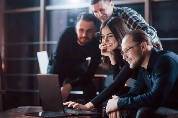 Samarbete Mellan Människor Ungdomsteamet Arbetar Med Sitt Projekt Nattetid Kontoret — Stockfoto