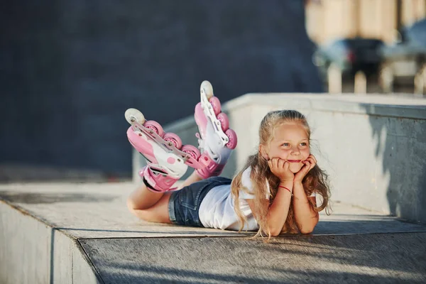 Nettes Kleines Mädchen Mit Rollschuhen Freien Sitzt Auf Der Rampe — Stockfoto