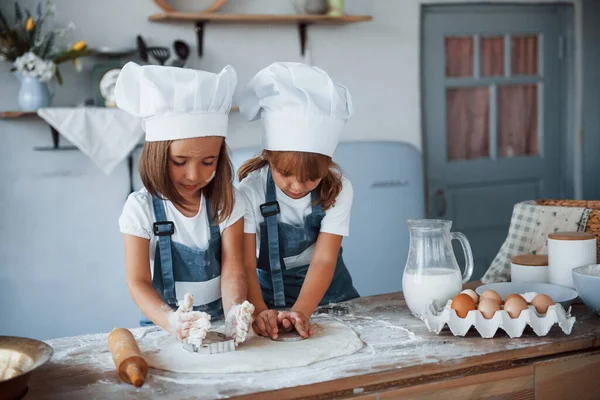 Familjebarn Vit Kock Uniform Laga Mat Köket — Stockfoto