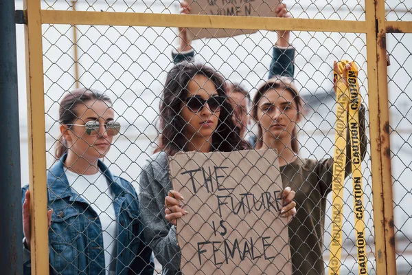 Sarı Renkli Uyarı Bandıyla Bir Grup Feminist Kadın Dışarıda Hakları — Stok fotoğraf