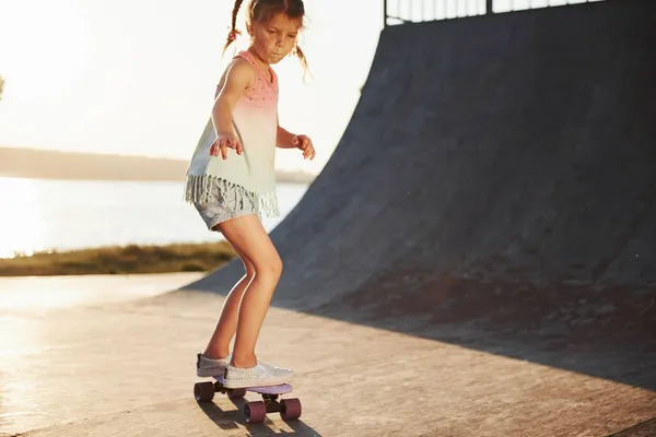 Primeiras Tentativas Dia Ensolarado Miúdo Diverte Com Skate Rampa Rapariga — Fotografia de Stock