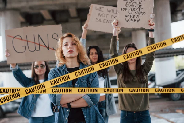 望向远方女权主义妇女团体在室外抗议自己的权利 — 图库照片