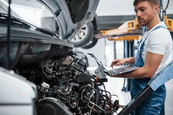 Better Verify Internet Employee Blue Colored Uniform Works Automobile Salon — Stock Photo, Image