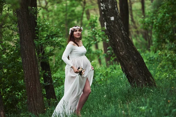 Naturens Makt Vacker Gravid Kvinna Klänning Har Promenad Utomhus Positiv — Stockfoto