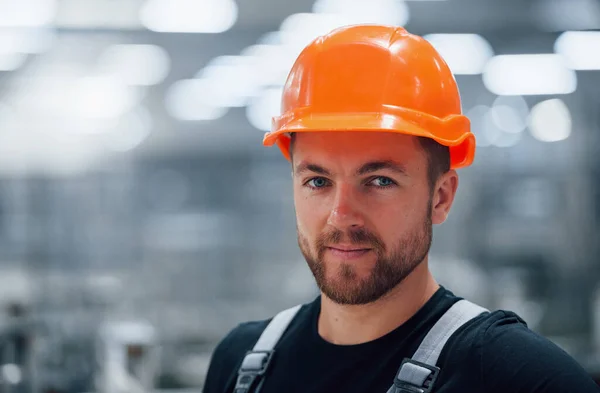 Porträt Eines Männlichen Industriearbeiters Einer Fabrik Junger Techniker Mit Orangefarbenem — Stockfoto
