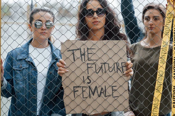 Ciddi Insanlar Bir Grup Feminist Kadın Dışarıda Hakları Için Protesto — Stok fotoğraf