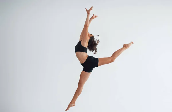 Foto Movimiento Joven Mujer Deportiva Ropa Negra Con Tipo Cuerpo — Foto de Stock