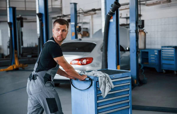 Una Sola Persona Mecánico Masculino Utilizar Diferentes Herramientas Para Reparar — Foto de Stock