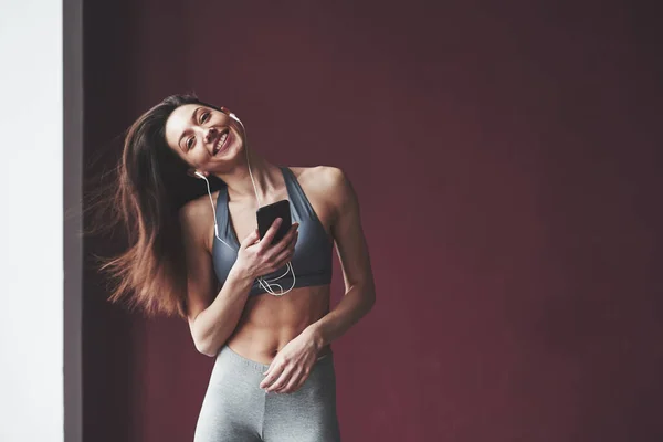 Jag Njuter Musik Flicka Med Bra Fitness Kroppstyp Har Övningar — Stockfoto