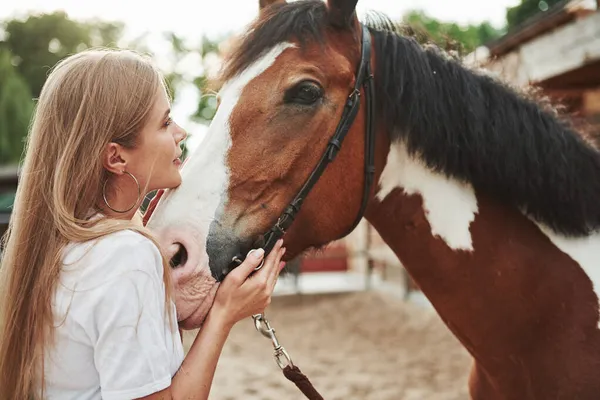 Fin Semana Mujer Feliz Con Caballo Rancho Durante Día —  Fotos de Stock