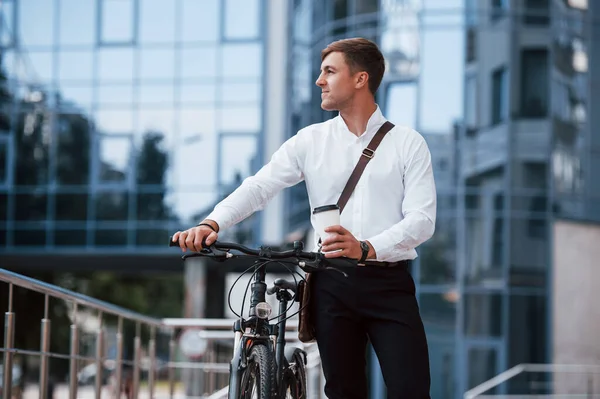 Cheio Energia Empresário Roupas Formais Com Bicicleta Preta Está Cidade — Fotografia de Stock