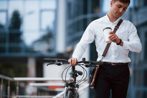 Trabalho Não Espera Empresário Roupas Formais Com Bicicleta Preta Está — Fotografia de Stock