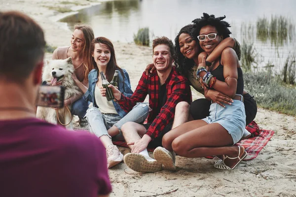 Любов Повітрі Група Людей Має Пікнік Пляжі Друзі Розважаються Вихідні — стокове фото