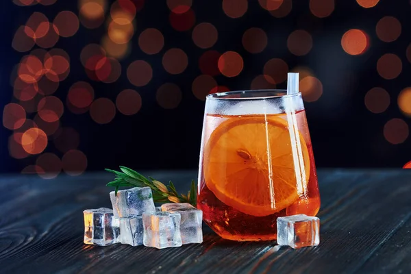 Fokussiertes Foto Cocktail Ist Fertig Auf Dem Holztisch Nachtclub Schöne — Stockfoto