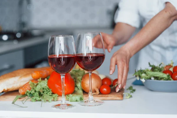 Twee Glazen Met Rode Wijn Vrouw Wit Shirt Bereidt Eten — Stockfoto