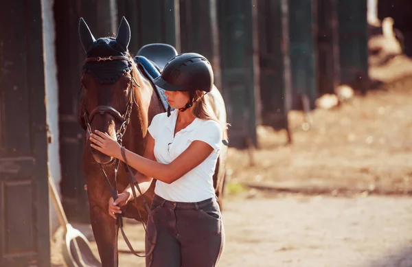 Reiterin Uniform Und Schwarzem Schutzhelm Mit Pferd — Stockfoto
