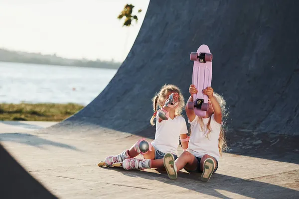 Versuch Einer Neuen Skate Zwei Süße Weibliche Kinder Haben Spaß — Stockfoto