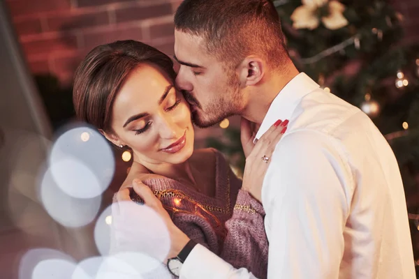 Bacio Sulla Guancia Bella Coppia Che Celebra Nuovo Anno Nella — Foto Stock