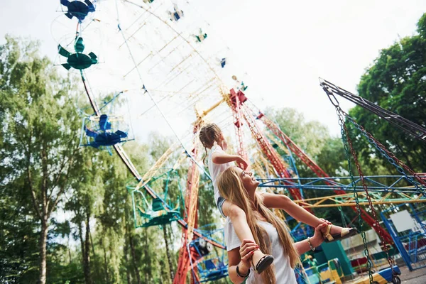 Menina Alegre Sua Mãe Ter Bom Tempo Parque Junto Perto — Fotografia de Stock