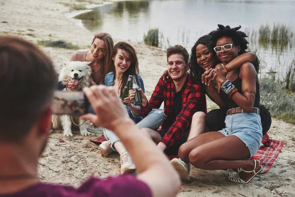 Wszyscy Patrzą Kamerę Grupa Ludzi Organizuje Piknik Plaży Przyjaciele Bawcie — Zdjęcie stockowe