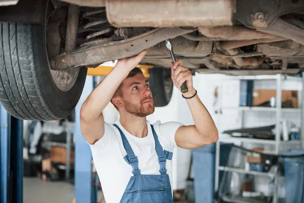 Partes Del Coche Empleado Uniforme Color Azul Trabaja Salón Automóviles — Foto de Stock