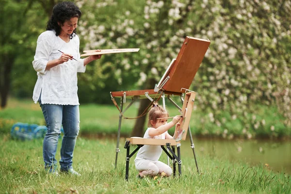 Nice Job Teaching Granddaughter How Paint Natural Parkland — Stock Photo, Image