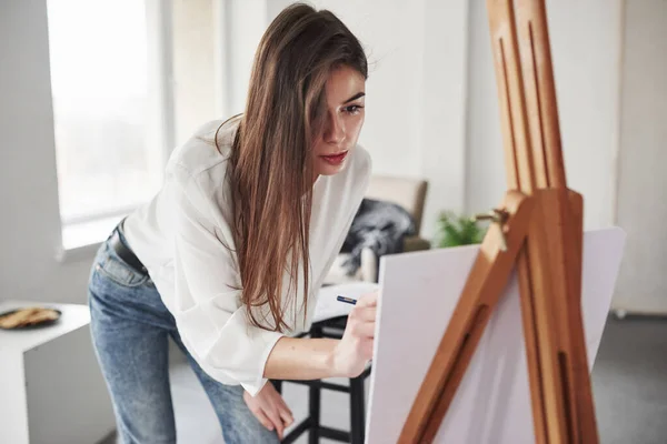 Proceso Dibujo Joven Morena Habitación Con Paredes Blancas Luz Del — Foto de Stock