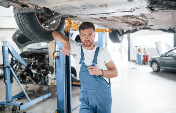 Coche Está Buenas Manos Empleado Uniforme Color Azul Trabaja Salón — Foto de Stock