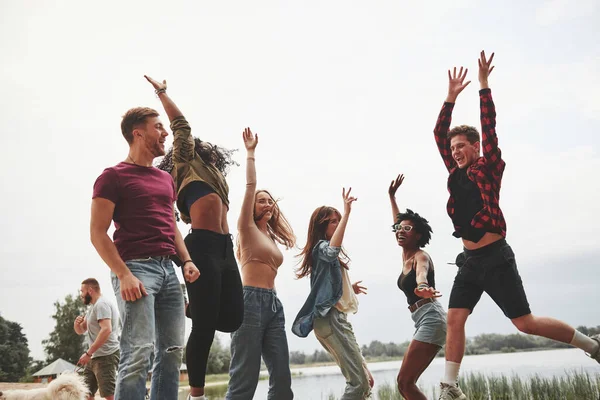 Podekscytowani Młodzi Przyjaciele Grupa Ludzi Organizuje Piknik Plaży Zabawa Weekend — Zdjęcie stockowe