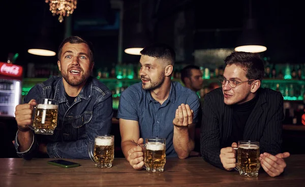 Diverto Amici Che Riposano Nel Pub Con Alcol Mano — Foto Stock