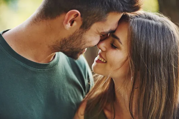 Proximidade Pessoas Belo Jovem Casal Ter Bom Tempo Floresta Durante — Fotografia de Stock