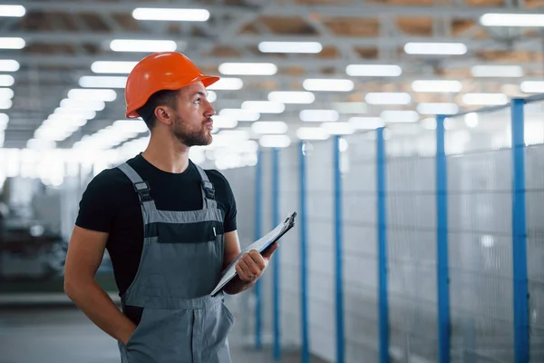 Encuentra Pasillo Con Documentos Las Manos Trabajador Industrial Interior Fábrica —  Fotos de Stock