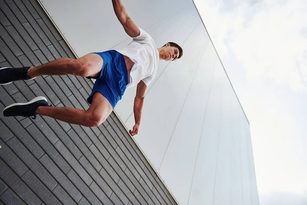 Vzduchu Vzduchu Mladý Sportovní Muž Dělá Parkour Městě Slunečného Dne — Stock fotografie