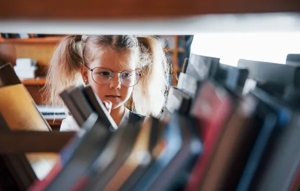 Uma Menina Óculos Procura Livro Biblioteca Concepção Educação — Fotografia de Stock